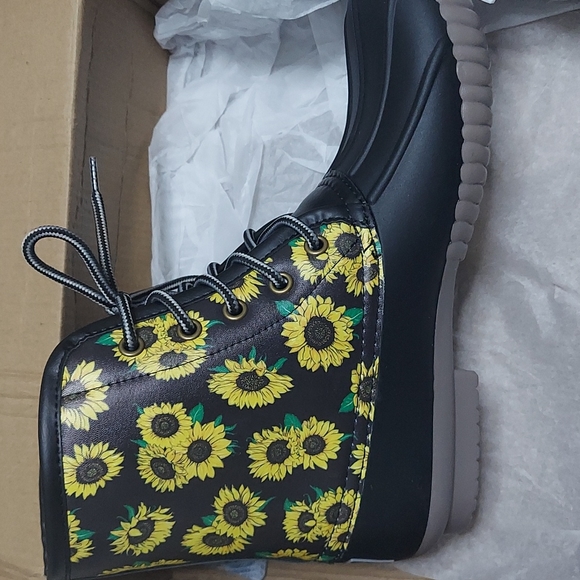 Simpley Southern Sunflower Lace Up Rain 